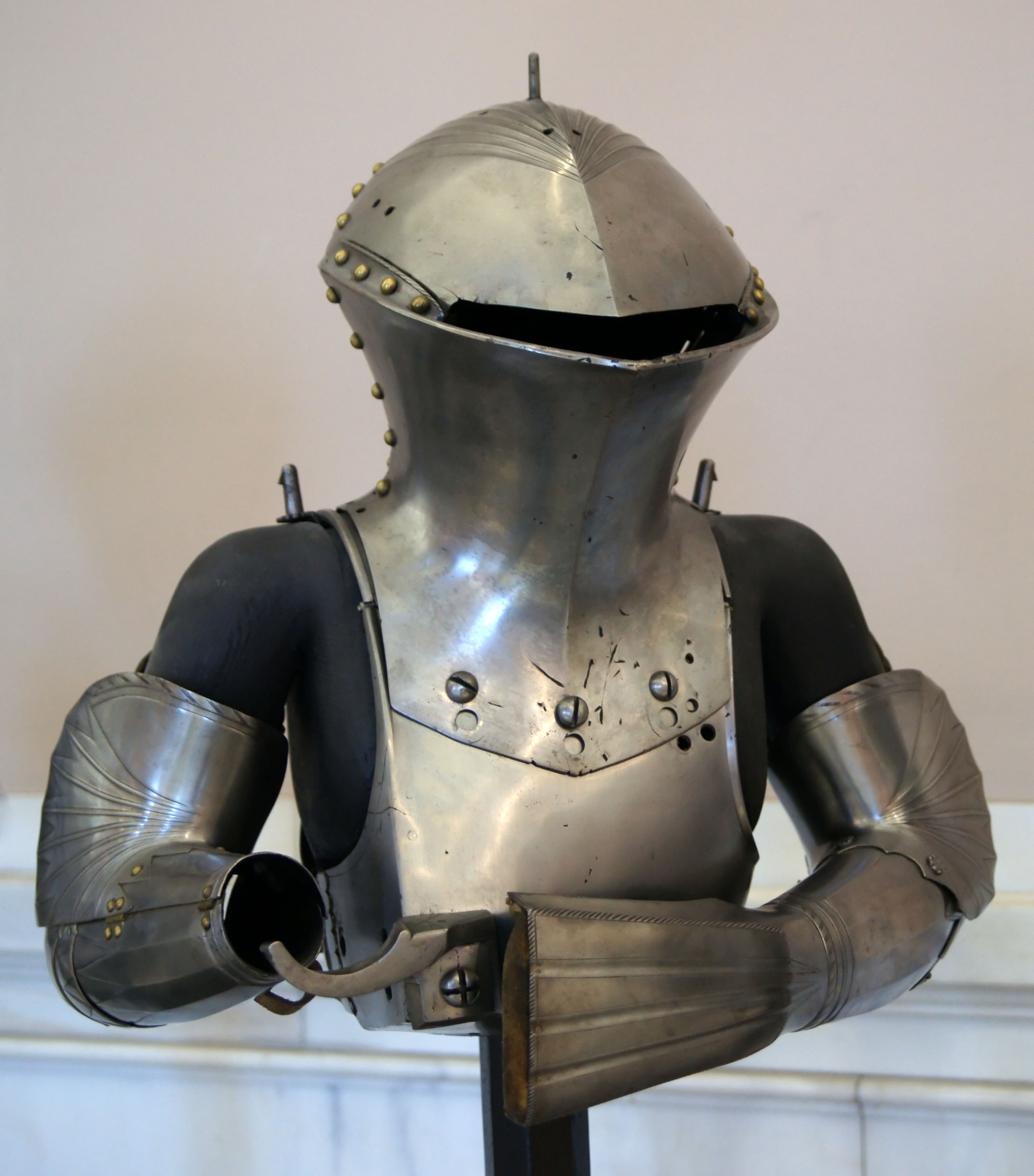 Armatura da giostra di Massimiliano I - Foto CC-BY 3.0 di Jörg e Lorenz Helmschmid, via Wikicommons